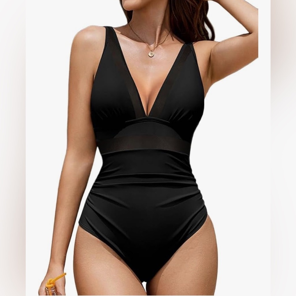 Elegant Black One-Piece Swimsuit
Full coverage
Swimming padded bra elegant